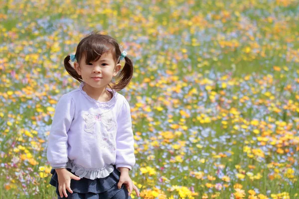 Menina japonesa e jardim de flores (3 anos ) — Fotografia de Stock