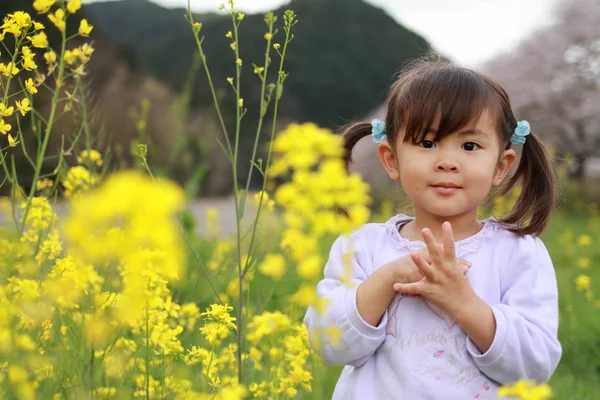 Japon kız ve alan hardal (3 yaşında) — Stok fotoğraf