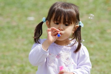 Japon kız balonu ile (3 yaşında oynamaya)