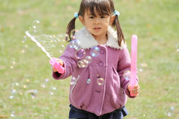 Menina japonesa brincando com bolha (3 anos ) — Fotografia de Stock