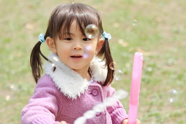 Japonais fille jouer avec bulle (3 ans ) — Photo