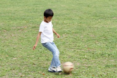 Japon çocuk futbol topuyla oynayan (üçüncü sınıf ilköğretim okulunda)