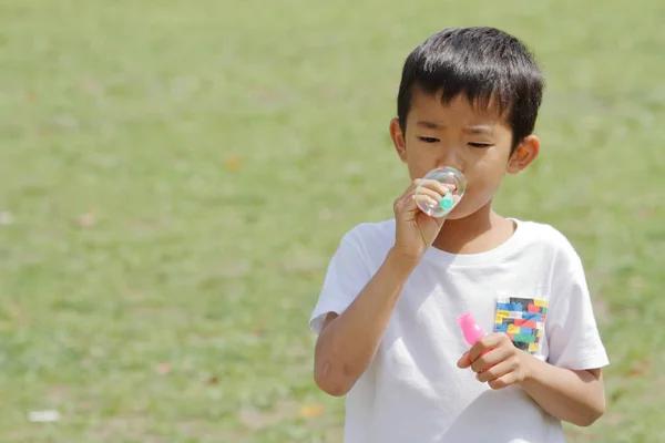 Giapponese ragazzo giocare con bolla (terzo grado a scuola elementare ) — Foto Stock