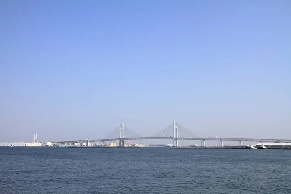Ponte da baía de Yokohama em Kanagawa, Japão (vista do parque Yamashita ) — Fotografia de Stock