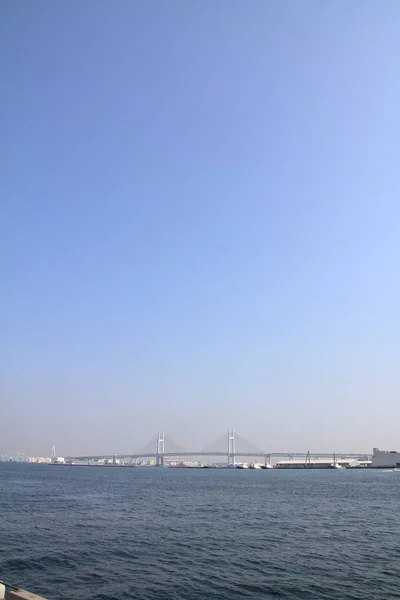 Yokohama bay bridge w Kanagawa, Japonia (widok od Yamashita park) — Zdjęcie stockowe