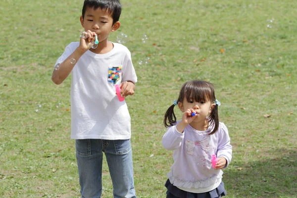 Japonés hermano y hermana jugando con burbuja (8 años chico y 3 años chica ) —  Fotos de Stock