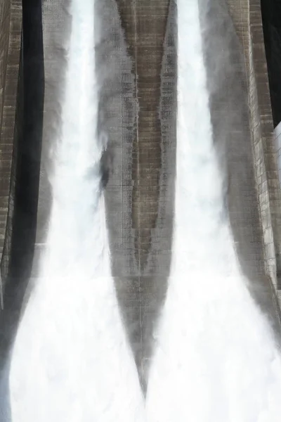 Descarga da barragem de Miyagase em Tanzawa, Kanagawa, Japão — Fotografia de Stock