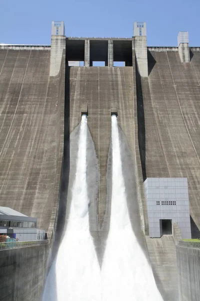 Entladung aus dem Miyagase-Damm in tanzawa, kanagawa, japan — Stockfoto