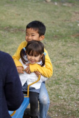 Japon kardeşi ve tahterevalli (8 yaşında çocuk ve 3 yıl yaşlı kız kardeş)