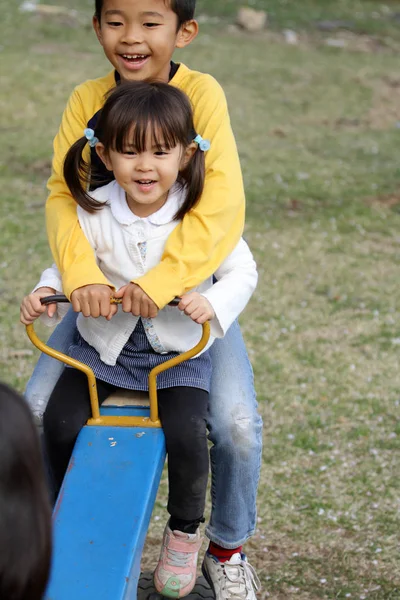 Japonais frère et soeur sur la balançoire (8 ans garçon et 3 ans fille ) — Photo