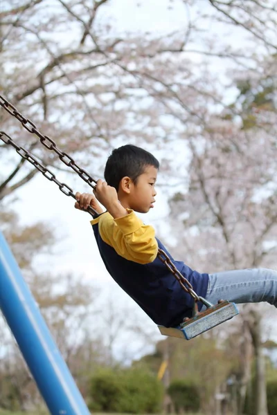 Japanischer Junge auf der Schaukel (3. Klasse Grundschule)) — Stockfoto