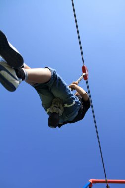 Japon çocuk uçan tilki ile oynarken (üçüncü sınıf ilköğretim okulunda)