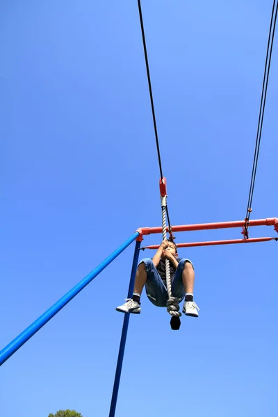 Japonský kluk hraje s flying fox (třetí třídy na základní škole) — Stock fotografie