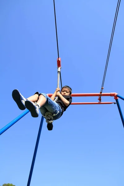 Japonský kluk hraje s flying fox (třetí třídy na základní škole) — Stock fotografie