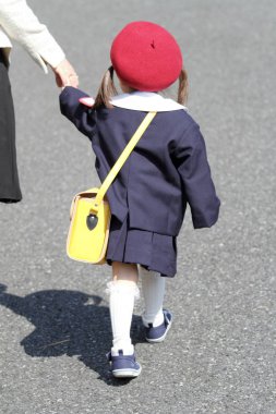 Japon kız annesinin el (3 yaşında) (geri çekilen resim clasping anaokulu üniformalı)