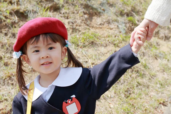 Japonesa chica en kindergarten uniforme apretando la mano de su madre (3 años de edad ) — Foto de Stock