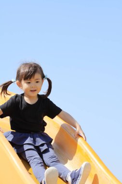 Japon kız (3 yaşında slaytta)