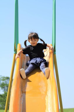 Japon kız (3 yaşında slaytta)