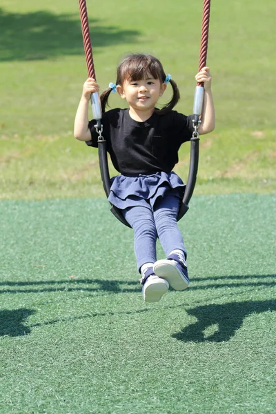 스윙 (3 세에 일본 여자) — 스톡 사진