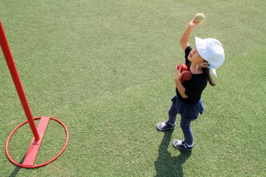 Top oyunu (3 yaşında oynayan Japon kız)