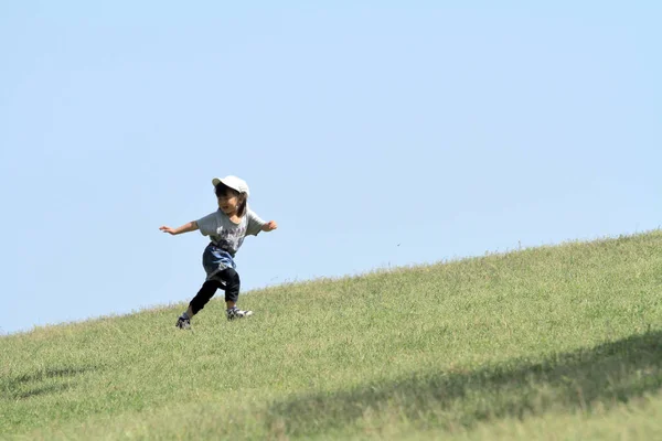 Japanisches Mädchen rennt auf den Hügel (3 Jahre alt)) — Stockfoto