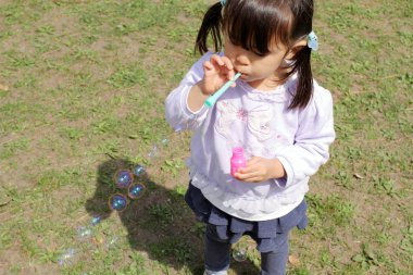 Japon kız balonu ile (3 yaşında oynamaya)