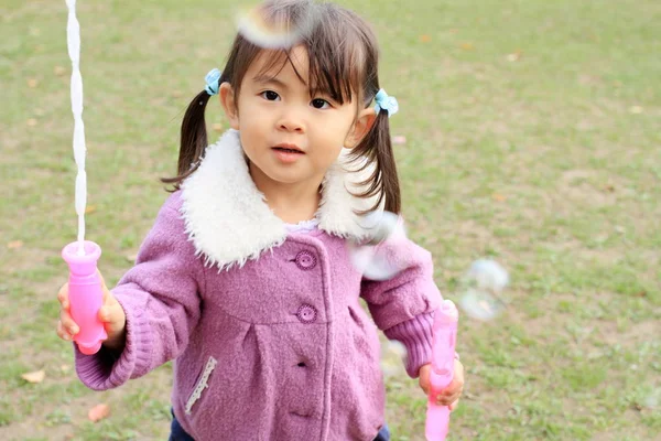 Menina japonesa brincando com bolha (3 anos ) — Fotografia de Stock