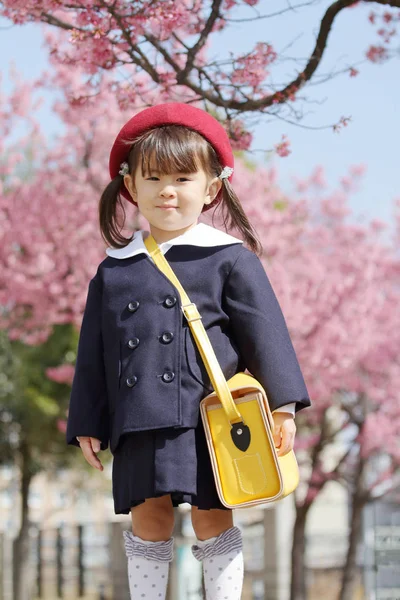 Japanisches Mädchen in Kindergartenuniform (3 Jahre alt)) — Stockfoto