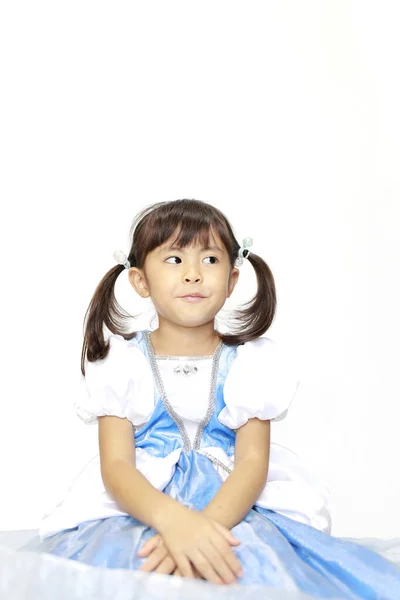 Sitzend japanisches Mädchen in einem Kleid (4 Jahre alt)) — Stockfoto
