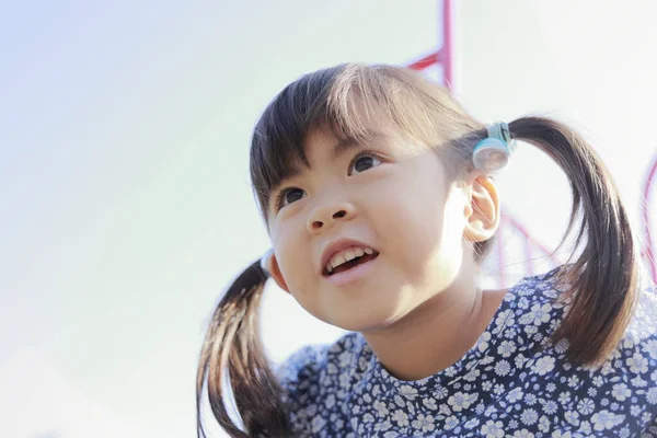 Japońska dziewczyna pod błękitnym niebem (5 lat) — Zdjęcie stockowe
