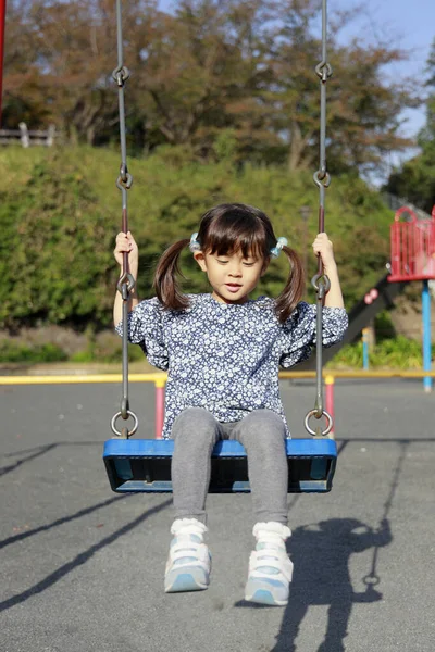 Japonesa chica en el columpio (5 años de edad ) — Foto de Stock