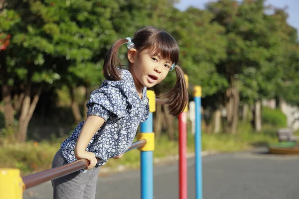 Japanese girl playing with high bar (5 years old) — Stock Photo, Image