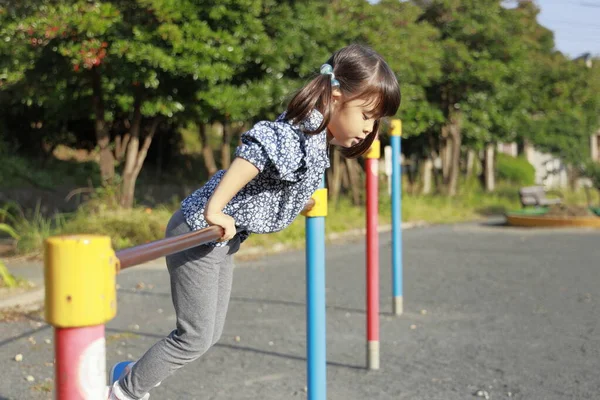 ハイバーで遊ぶ日本人女の子(5歳)) — ストック写真