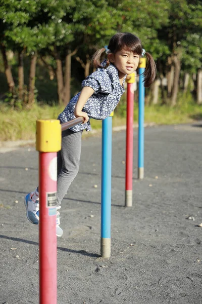Japanska flicka spelar med hög bar (5 år gammal) — Stockfoto