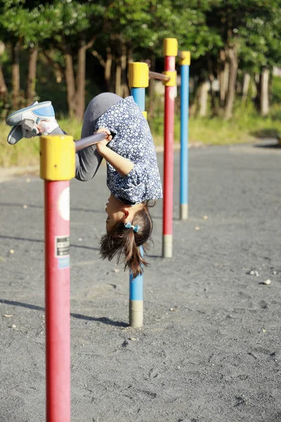 Japans meisje spelen met hoge bar (5 jaar oud) — Stockfoto