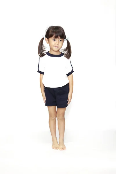 Spor giyimli Japon kız (4 yaşında) (beyaz sırt)) — Stok fotoğraf
