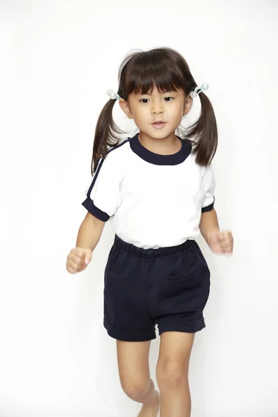 Koşan Japon kız spor giyimli (4 yaşında) (beyaz sırt) — Stok fotoğraf