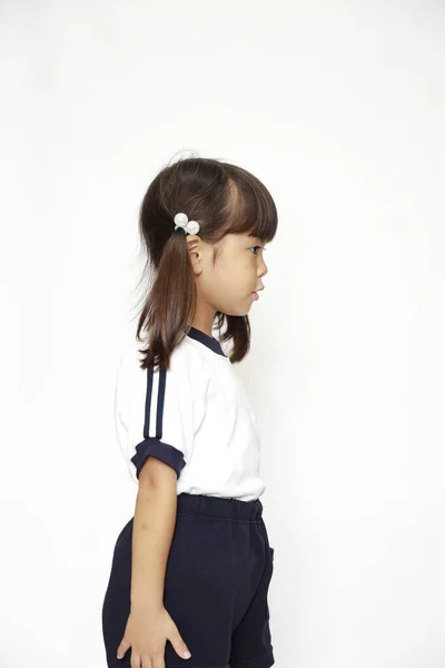 Japansk tjej i sportkläder (profil) (4 år) (vit rygg)) — Stockfoto