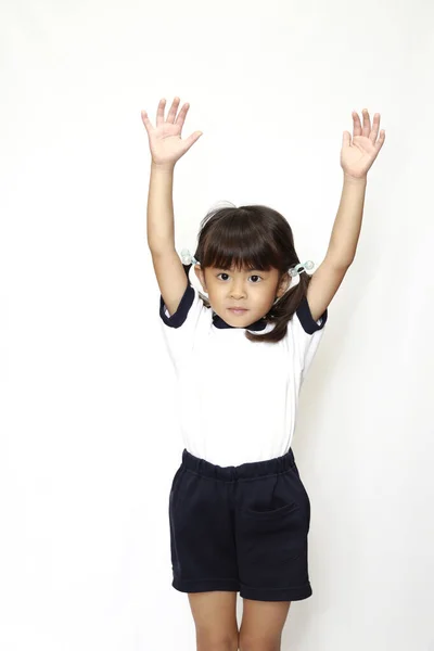 Японська дівчинка хапається за руку в спортивному одягу (4 роки) (біла спина)) — стокове фото