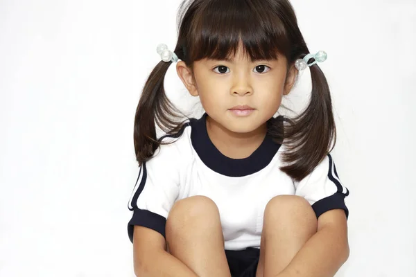 Κάθεται ιαπωνική κοπέλα σε αθλητικά ρούχα (4 ετών) (λευκό πίσω) — Φωτογραφία Αρχείου