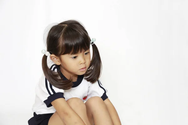 Sentada menina japonesa em sportswear (4 anos) (costas brancas ) — Fotografia de Stock