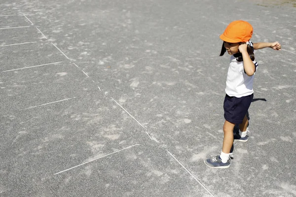Correndo menina japonesa em sportswear (4 anos ) — Fotografia de Stock