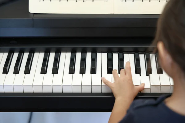 Chica japonesa tocando un piano (4 años) ) — Foto de Stock