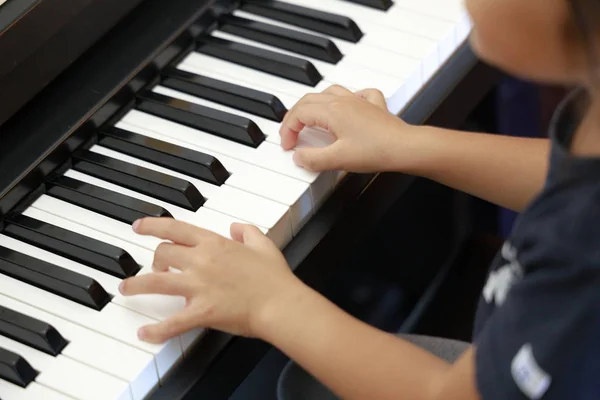 Japanisches Mädchen spielt Klavier (4 Jahre alt)) — Stockfoto