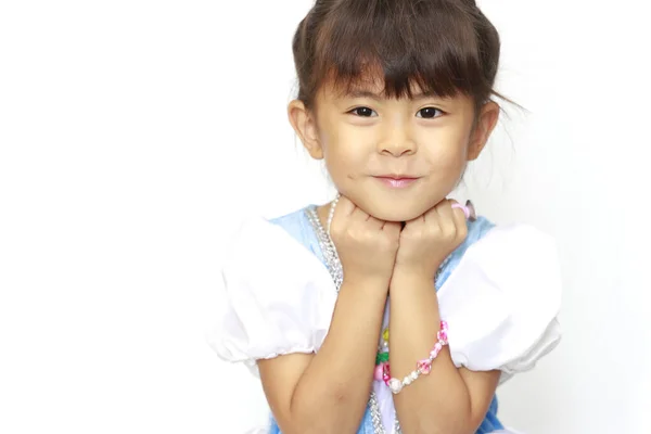 Menina japonesa em um vestido descansando queixo em suas mãos (4 anos de idade ) — Fotografia de Stock