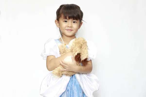 Doldurulmuş tavşan tutan elbiseli Japon kız (4 yaşında)) — Stok fotoğraf
