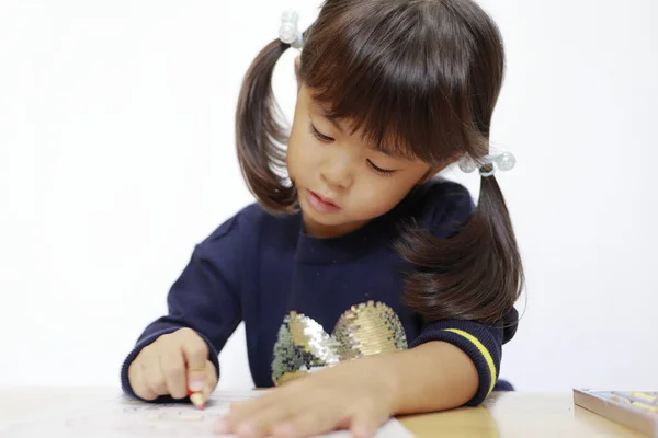 Chica japonesa dibujando un libro para colorear (4 años de edad ) — Foto de Stock