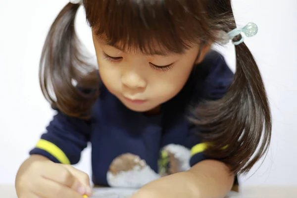 Ιαπωνικά κορίτσι αντλώντας ένα χρωματίζοντας βιβλίο (4 ετών) — Φωτογραφία Αρχείου