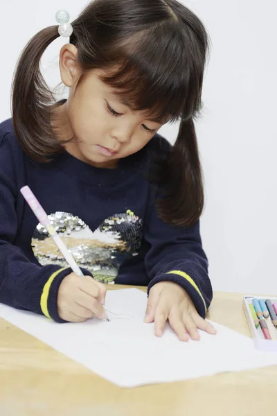 그림그리는 일본 소녀 (4 세 )) — 스톡 사진