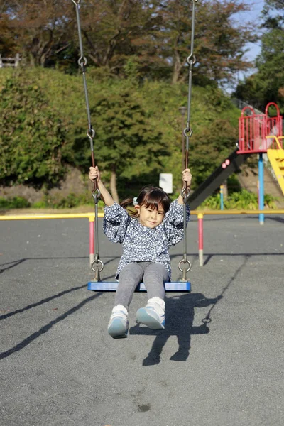 Japanese girl on the swing (5 years old) — Stock Photo, Image